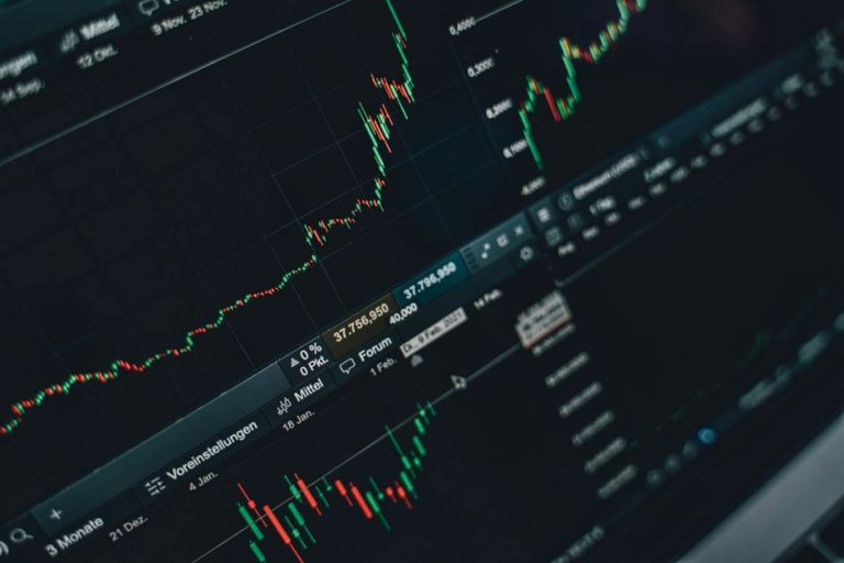 日本精蝋（5010）上方修正でストップ高買い気配、株価はどう動くか